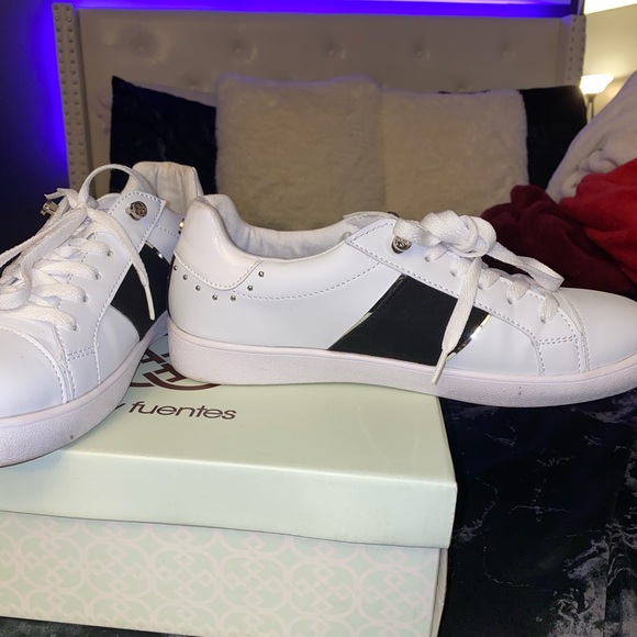 Daisy Fuentes Sneakers - Picture 2 of 7